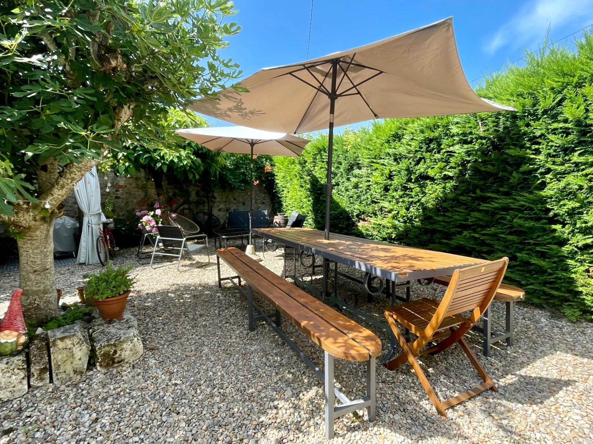 Les Regniers - 2 Gites Voisins Pour Familles Et Groupes Eynesse Exterior photo